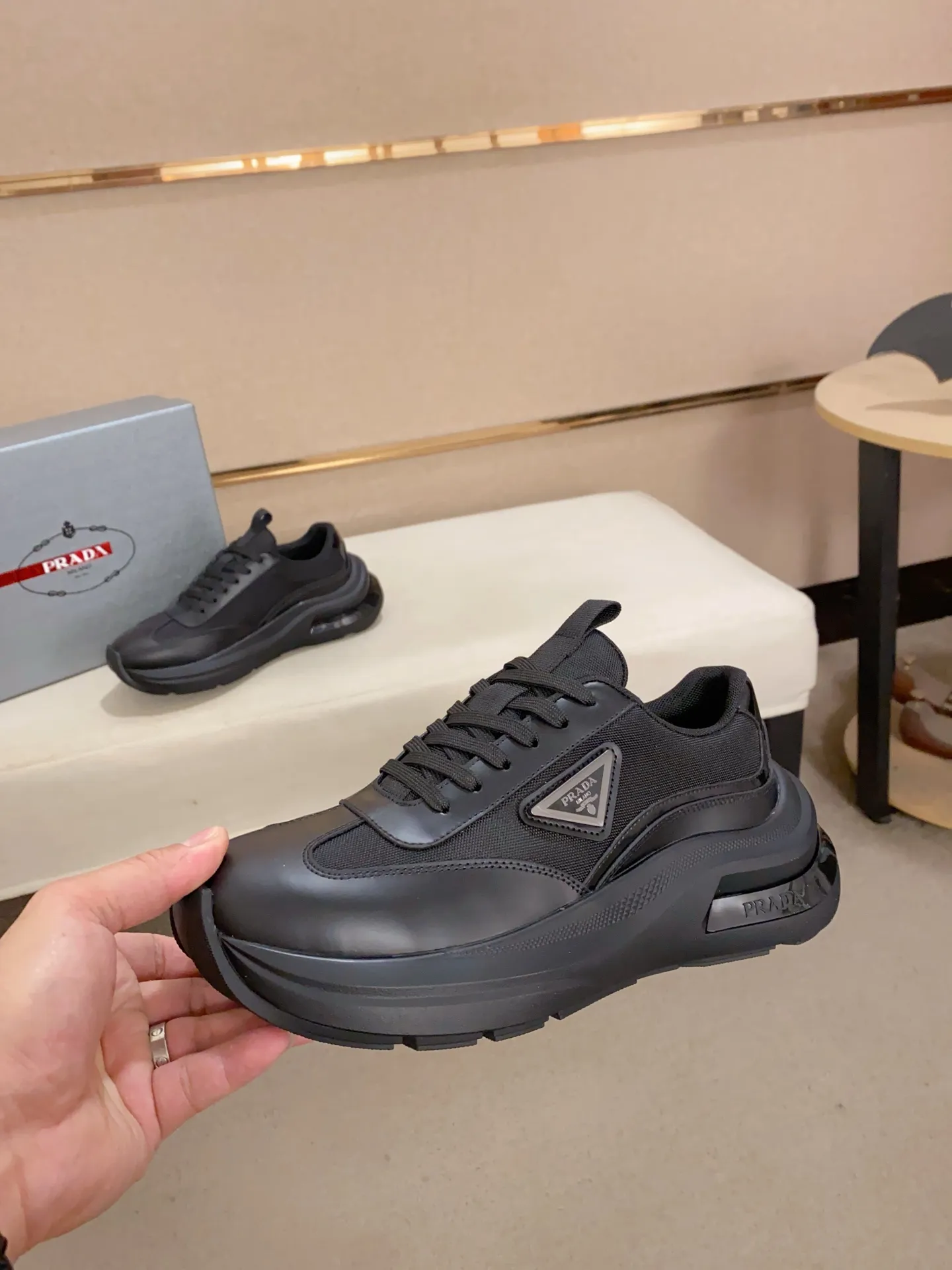 Men's shoes 💰 660💰 ✔️✔️✔️Higher version High-quality new PRADA (Prada) counters are launched simultaneously. The new men's shoes and 😘fabrics are made of high-tech glue-making technology. Lining: Full cowhide lining. 👍🏿 High-end ☄️ Air-cushion molded anti-slip foam outsole, exquisite lines, simple and elegant, comfortable and high-end for leisure travel. Code number: 38 to 44 (45 can be customized and cannot be returned or exchanged)